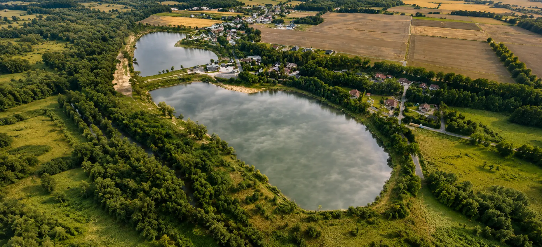 Widok z lotu ptaka na stawy łowiska w Bolesławicach